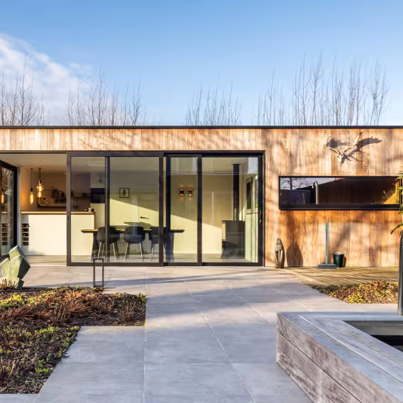 Hoe verwijder je effectief groenaanslag van je houten bijgebouw