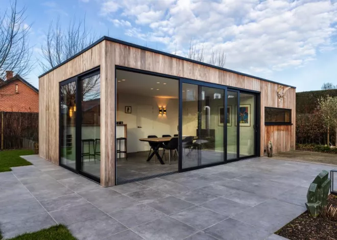 Poolhouse in afrormosia en thermowood grenen
