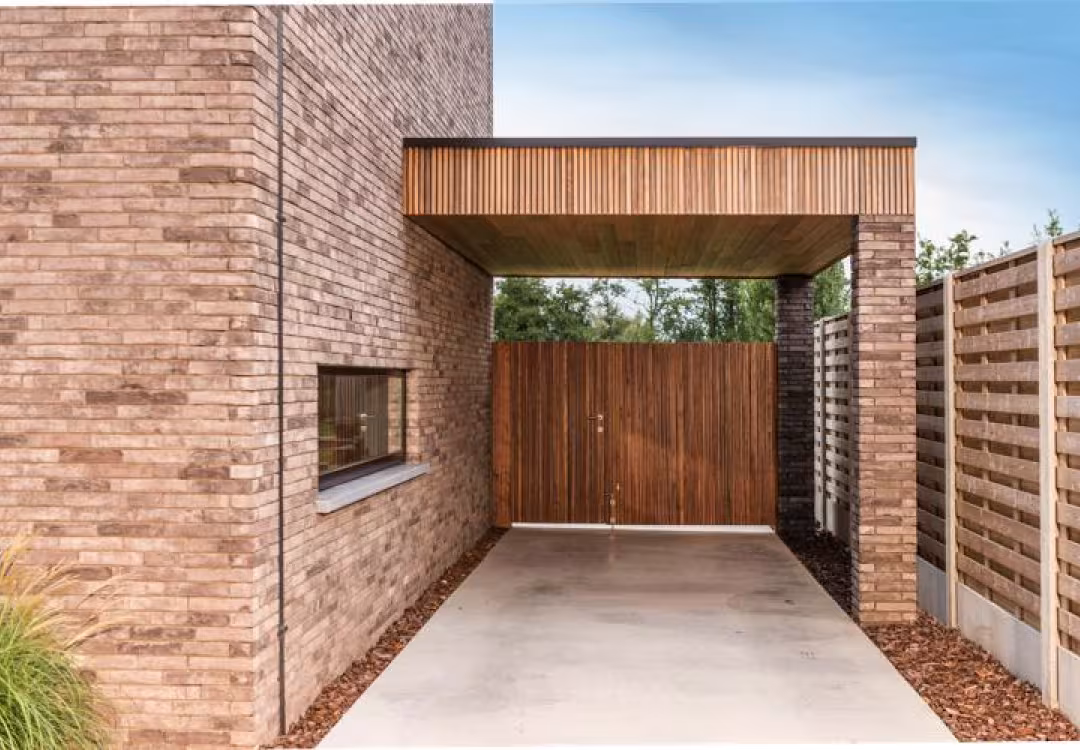 Moderne carport in padoek