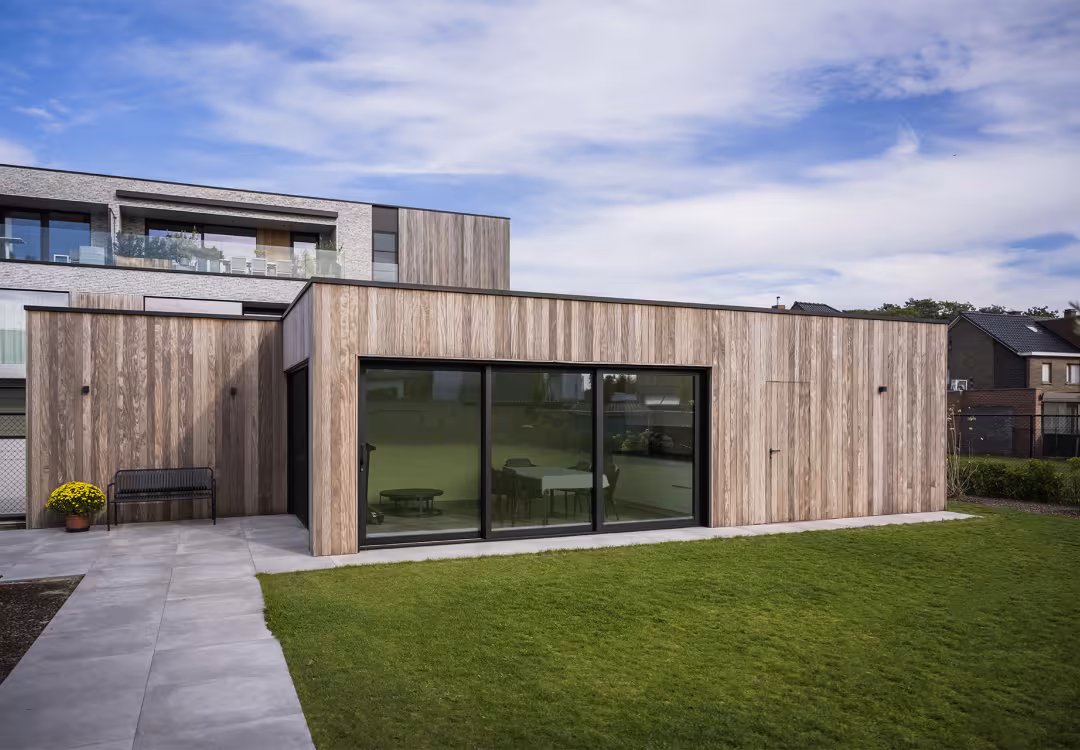 Houten bijgebouw in Afrormosia