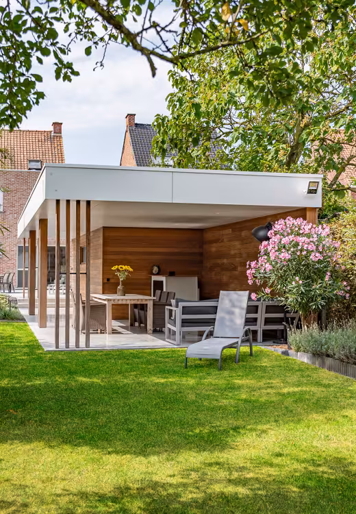 Houten bijgebouw in Afrormosia