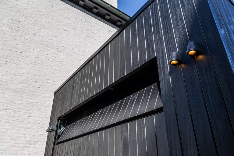 moderne garage in afrormosia zwart